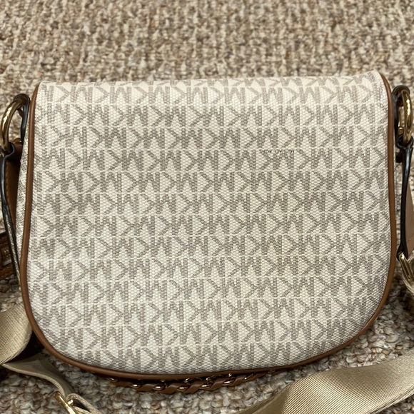 MICHAEL KORS Fanny Pack. Excellent condition, no stains or wear and tear. - Picture 4 of 8